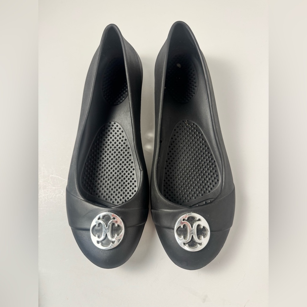 CROCS Giana Black Flats with Silver Emblem Women’s 10 EUC - Picture 1 of 5
